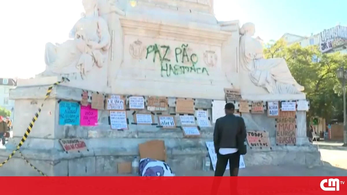 Lisbon Rossio Meydanı'nda Göstericiler Gece Boyunca Uykuya İzin Vermedi